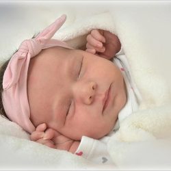phinephoto-berlin-portrait-baby-babygirl-rosa-schleife
