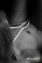 phinephoto-berlin-aktfoto-kette-tattoo