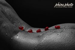 phinephoto-berlin-aktfoto-tropfen-rote-herzen