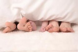 phinephoto-berlin-portrait-baby-fuesse-unter-der-decke