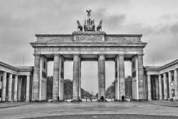 phinephoto-berlin-outdoor-portrait-brandenburgertor-berlin