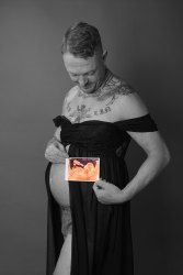phinephoto-berlin-babybauch-schwarz-weiss-bierbauch